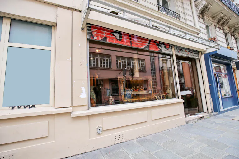Tasteful Boutique Near Republic Square - Image 4