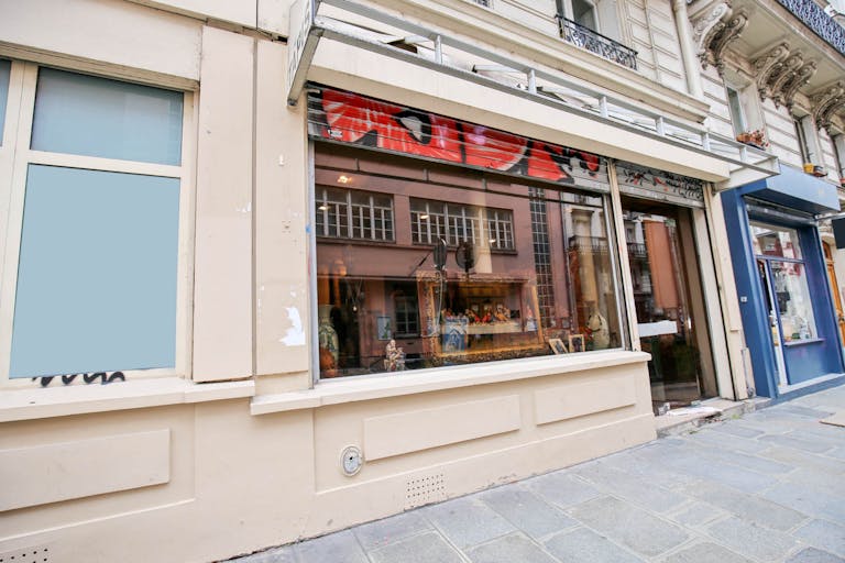 Tasteful Boutique Near Republic Square - Image 4