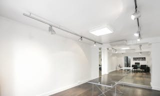 Gorgeous Boutique in Le Marais - Image 0