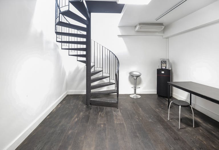 Gorgeous Boutique in Le Marais - Image 4