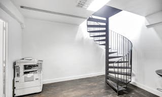 Gorgeous Boutique in Le Marais - Image 5