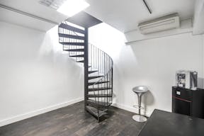 Gorgeous Boutique in Le Marais - Image 6