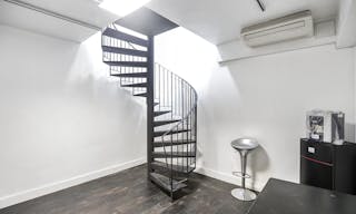 Gorgeous Boutique in Le Marais - Image 6