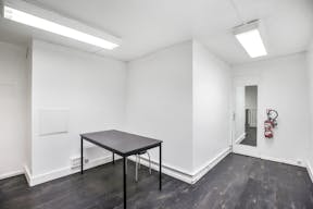 Gorgeous Boutique in Le Marais - Image 14