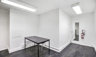 Gorgeous Boutique in Le Marais - Image 14