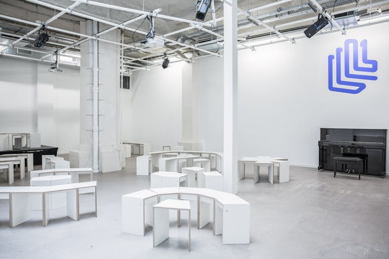 Unique Space in the 2nd District of Paris - Image 2