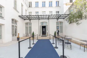 White Cube in the 8th Arrondissement - Image 4