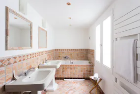 Clean Apartment in the Heart of Le Marais - Image 7