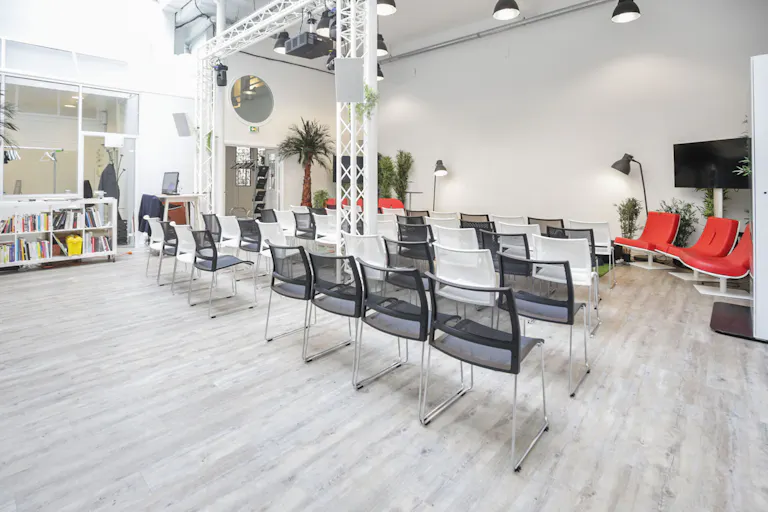 Unique Space in the 8th Arrondissement - Image 1