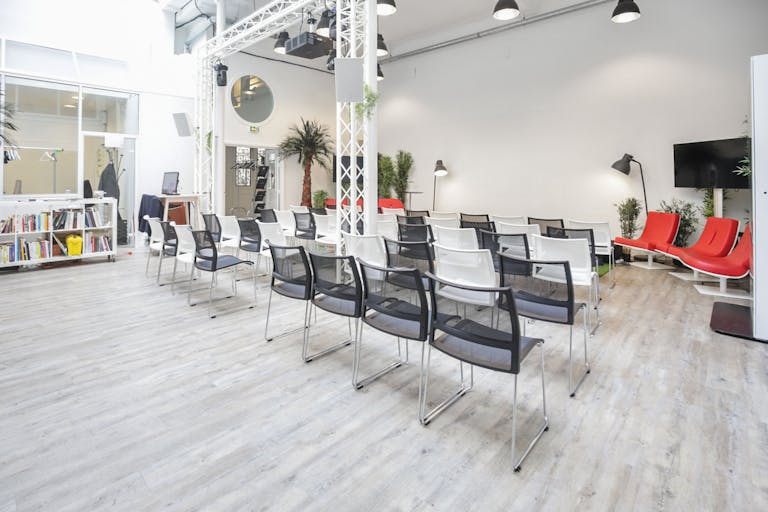 Unique Space in the 8th Arrondissement - Image 1