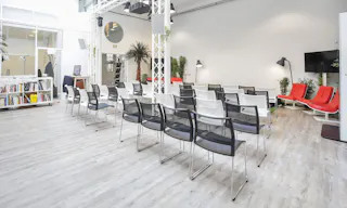 Unique Space in the 8th Arrondissement - Image 1