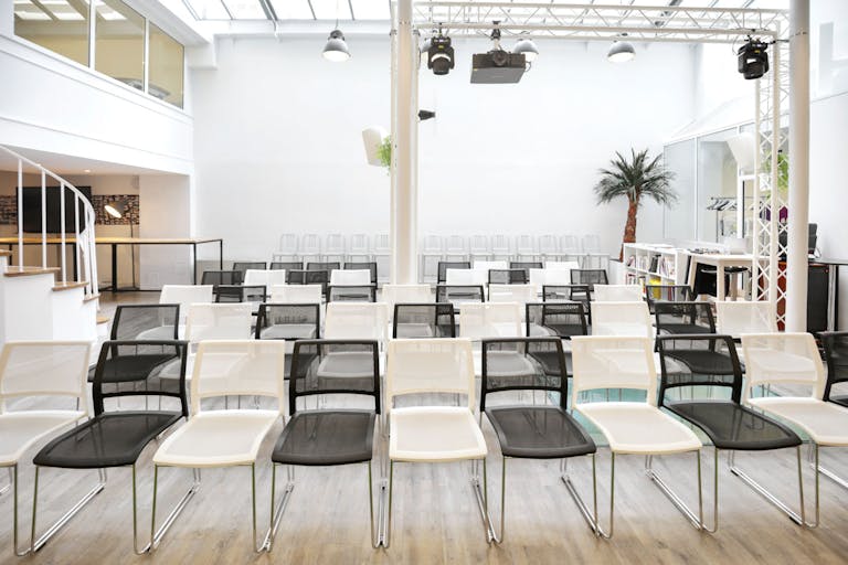 Unique Space in the 8th Arrondissement - Image 3