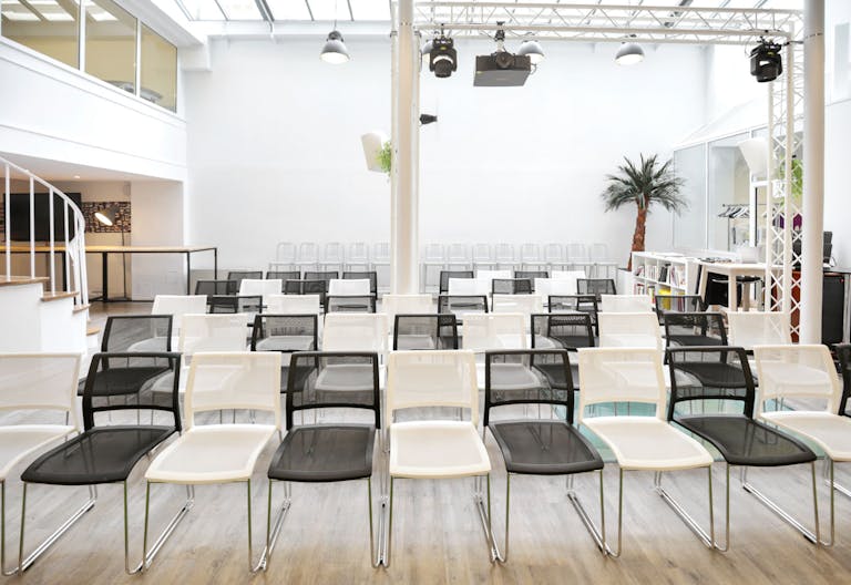 Unique Space in the 8th Arrondissement - Image 3