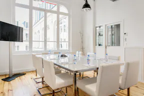 Unique Space in the 8th Arrondissement - Image 4