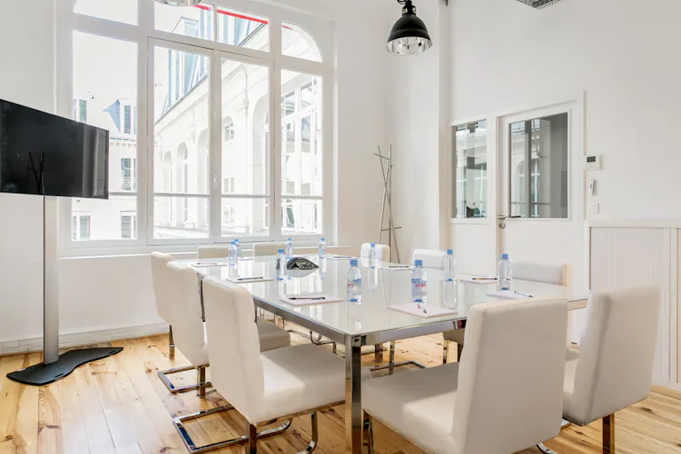 Unique Space in the 8th Arrondissement - Image 4