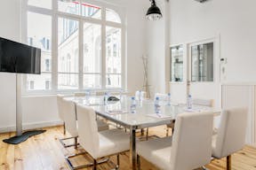 Unique Space in the 8th Arrondissement - Image 4