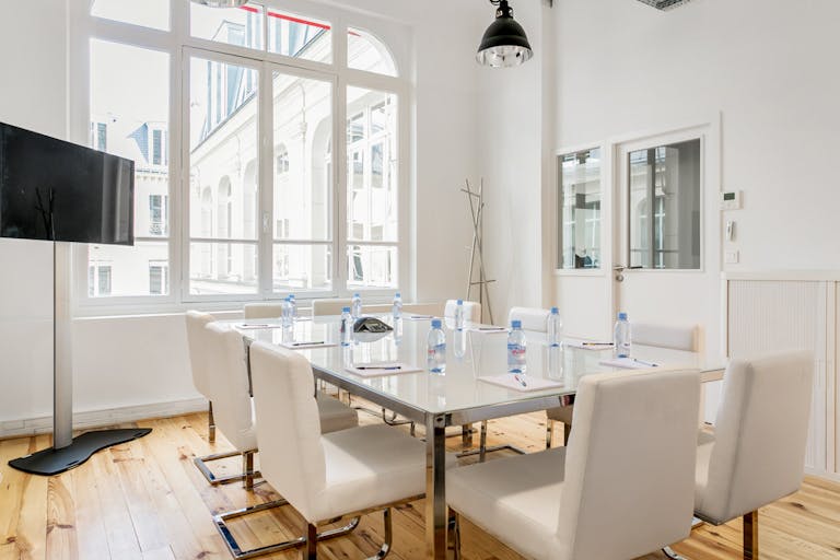 Unique Space in the 8th Arrondissement - Image 4