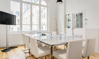 Unique Space in the 8th Arrondissement - Image 4