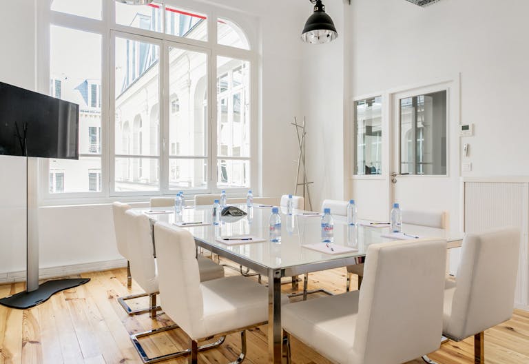 Unique Space in the 8th Arrondissement - Image 4