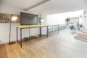 Unique Space in the 8th Arrondissement - Image 8