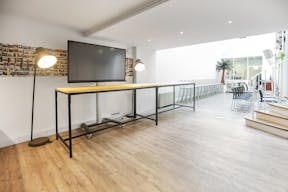 Unique Space in the 8th Arrondissement - Image 8