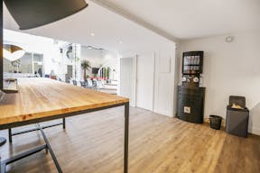 Unique Space in the 8th Arrondissement - Image 9