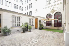 Unique Space in the 8th Arrondissement - Image 15