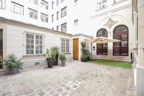 Unique Space in the 8th Arrondissement - Image 15