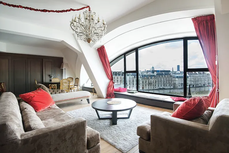 Beautiful Space with a View - Image 1