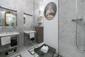 Bourgeois Apartment Near Opera - Image 9