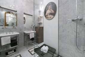 Bourgeois Apartment Near Opera - Image 9