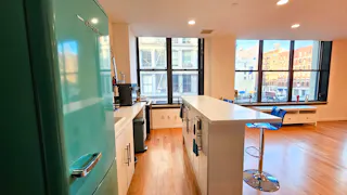 Entire Floor in SOHO with 2 extra rooms! - Image 45