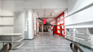 Galerie d'art devant le Centre Georges Pompidou - Image 3