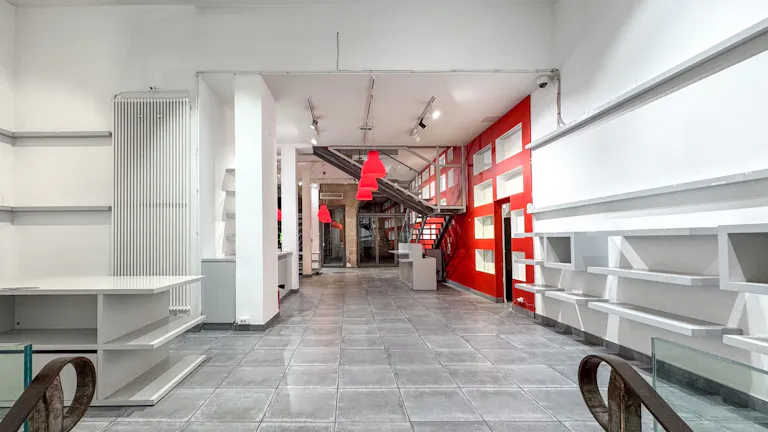 Galerie d'art devant le Centre Georges Pompidou - Image 3