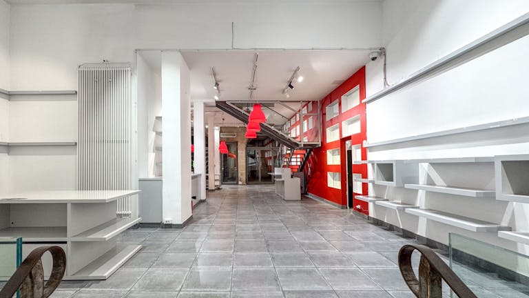 Galerie d'art devant le Centre Georges Pompidou - Image 3