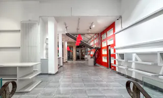 Galerie d'art devant le Centre Georges Pompidou - Image 3