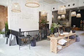 Large Chelsea Pop Up Store - Image 1