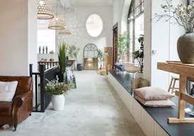 Large Chelsea Pop Up Store - Image 3