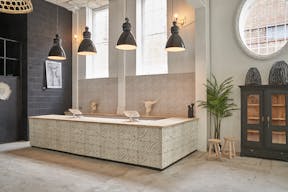 Large Chelsea Pop Up Store - Image 4