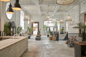 Large Chelsea Pop Up Store - Image 5