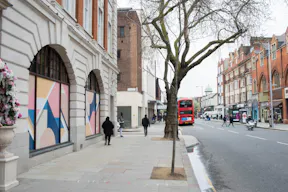 Large Chelsea Pop Up Store - Image 6