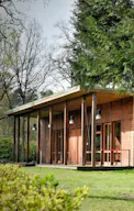 Bâtiment contemporain en bois idéal pour les lancements de produits et les expositions - Image 3