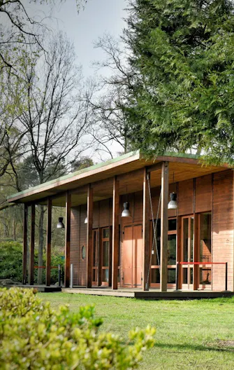 Bâtiment contemporain en bois idéal pour les lancements de produits et les expositions - Image 3