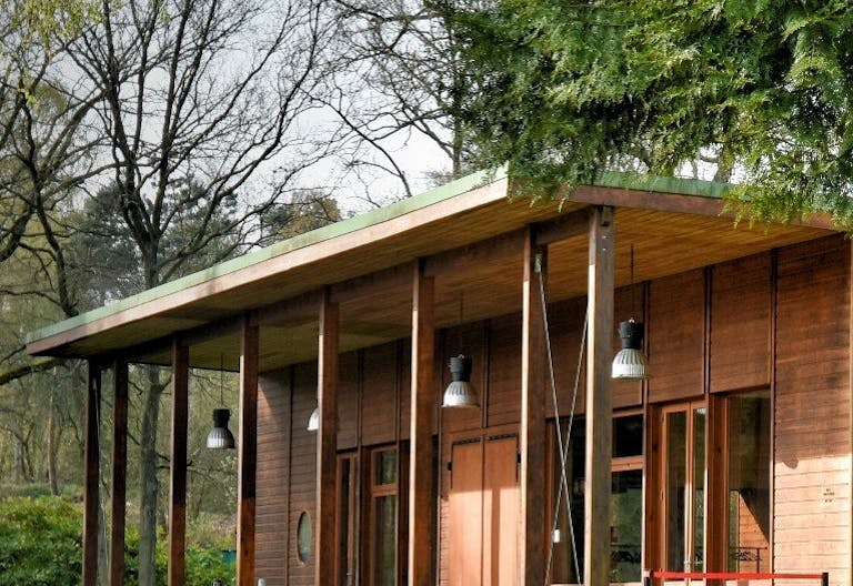 B�timent contemporain en bois id�al pour les lancements de produits et les expositions - Image 3