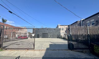 Plenty of Natural Light Surrounded by Restaurants and Galleries - Image 8