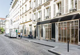 Bright Pop Up Boutique in Pigalle - Image 7