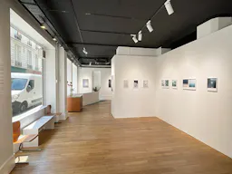 MAGNIFIQUE GALERIE D'ART EN CROISEMENT VITRINE TOUT LE LONG - BAIGN� DE LUMI�RE - Image 0