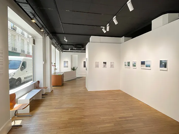 MAGNIFIQUE GALERIE D'ART EN CROISEMENT VITRINE TOUT LE LONG - BAIGN� DE LUMI�RE - Image 0