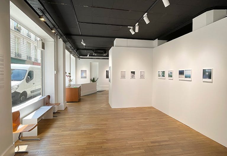 MAGNIFIQUE GALERIE D'ART EN CROISEMENT VITRINE TOUT LE LONG - BAIGN� DE LUMI�RE - Image 0