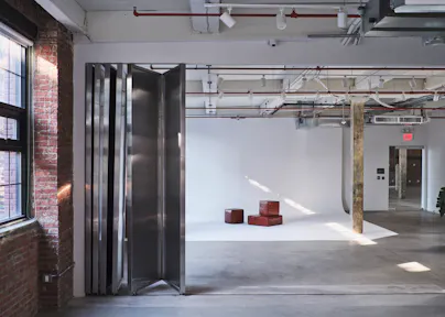 Multiset Daylight Photo/ Video Studio in Brooklyn New Lux Building with 2 Cycloramas - Image 0